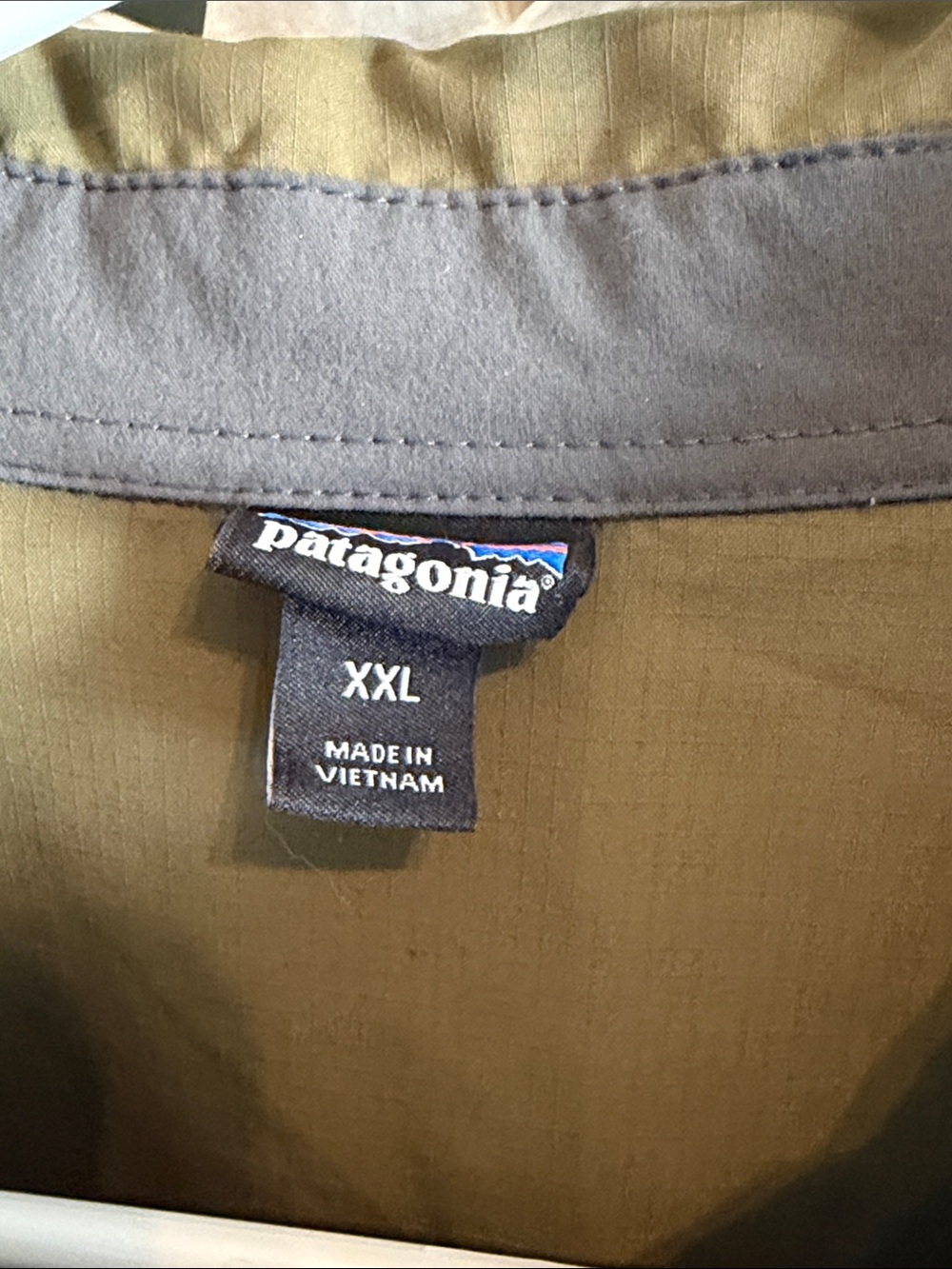 Men's Two-Tone Olive and Gray Patagonia Button-Up Shirt - Picture 4 of 7